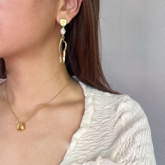 NEW DROP💌Asymmetrical Matted Pearl Earrings - Picture 5 of 7